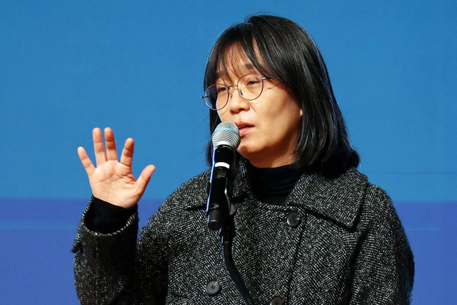 Han Kang, penulis perempuan asal Korea Selatan yang menang penghargaan Nobel Sastra 2024.  Foto: Yonhap/AFP