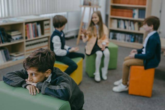 Ilustrasi kenapa anak introvert susah bergaul. Sumber: pexels.com/Mikhail Nilov