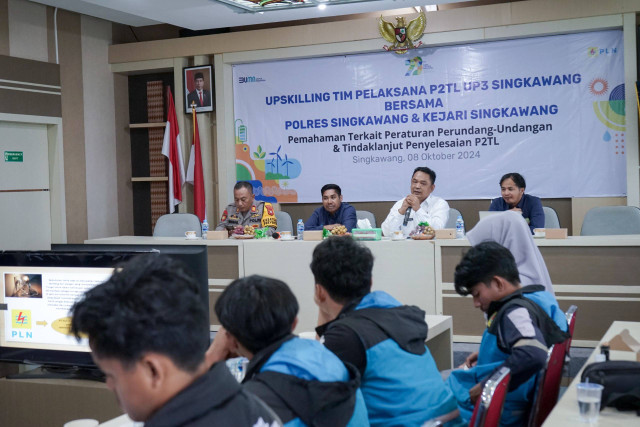 Pemaparan materi oleh Kepala Seksi Perdata dan Tata Usaha Negara, Kejaksaan Negeri Singkawang, Iyus Hendayana pada kegiatan Upskilling Tim P2TL. Foto: Dok. PLN Kalbar