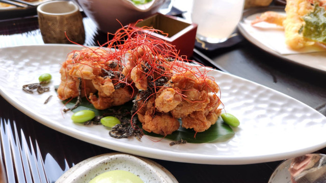 Chicken karaage ala Jepang bernama Keyaki, terletak di lantai 90 Pan Pacific Jakarta. Foto: Azalia Amadea/kumparan 