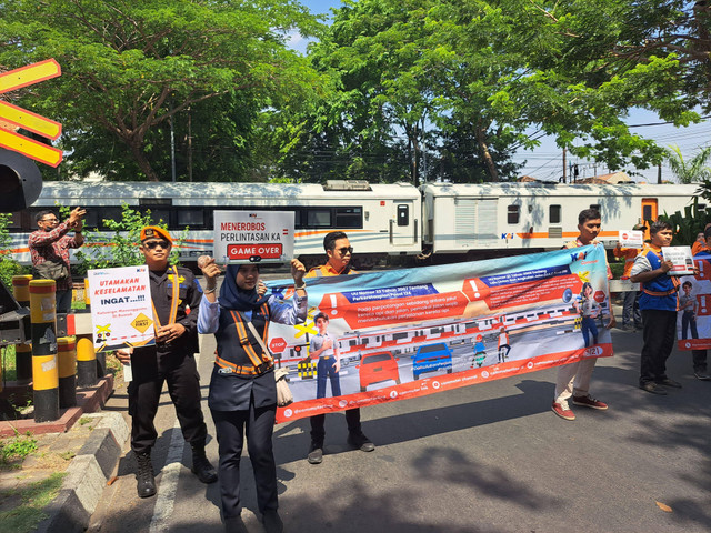 Sosialisasi keselamatan di perlintasan Jalan Ambengan, Surabaya, Jumat (11/10). Foto: Masruroh/Basra