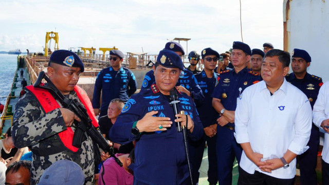 Direktur Jenderal Pengawasan Sumber Daya Kelautan dan Perikanan (PSDKP) Pung Nugroho Saksono atau Ipunk usai tangkap dua kapal keruk (dradger) MV YC 6 dan MV ZS 9 berbendera Singapura. Foto: Dok. KKP