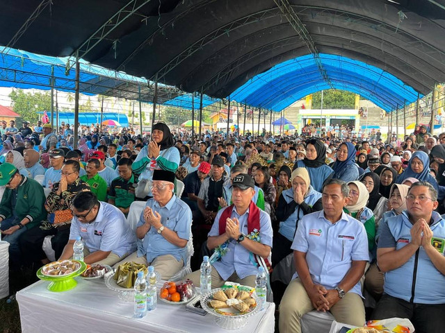 ASR saat bertemu dengan warga Bombana. Foto: Dok. Istimewa.