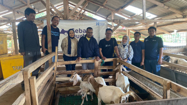 Ketua Pembina BQS Achmad Rozi (tengah) dan Wakil Ketua Pembina Yayasan BQS, Niar Nurnianingsih (kanan jilbab abu-abu) di Dusun Singapura, RT 01/12, Desa Sumur Bandung, Kecamatan Cipatat, Kabupaten Bandung Barat, Kamis (10/10/2024).  Foto: Dok. Human Initiative