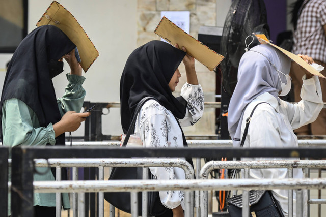 Sejumlah pencari kerja antre saat berlangsungnya bursa kerja Naker Fest di Kantor Dinas Tenaga Kerja Kabupaten Tangerang, Banten, Jumat (11/10/2024). Foto: Sulthony Hasanuddin/ANTARA FOTO 