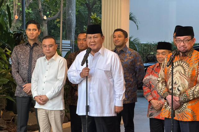 Prabowo Subianto bersama elite PKS menjawab pertanyaan awak media saat melakukan pertemuan di Jalan Kertanegara 4, Jakarta Selatan, Jumat (11/10/2024). Foto: Luthfi Humam/kumparan