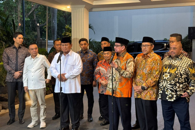 Prabowo Subianto bersama elite PKS menjawab pertanyaan awak media saat melakukan pertemuan di Jalan Kertanegara 4, Jakarta Selatan, Jumat (11/10/2024). Foto: Luthfi Humam/kumparan