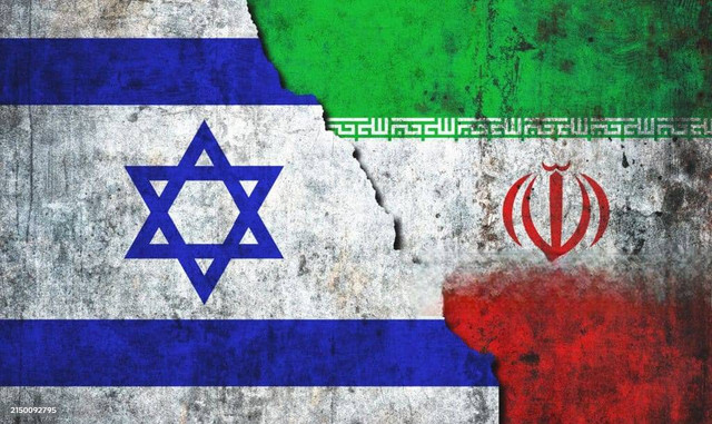 Source: https://www.istockphoto.com/id/foto/flags-of-iran-and-israel-displayed-on-a-textured-weathered-surface-gm2150092795-571285279. Iran vs Israel, apakah akan ada Perang Dunia III?  