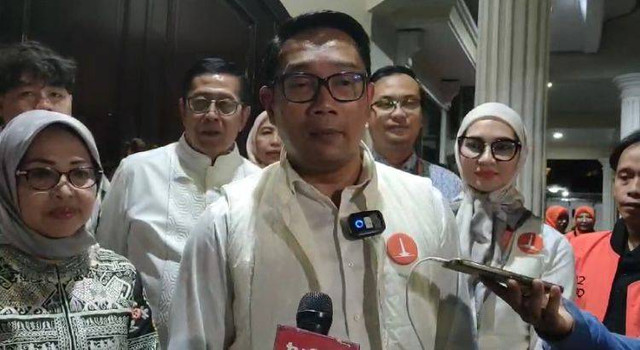 Cagub Jakarta, Ridwan Kamil, di depan kediaman Senator DPD Partai Demokrat Dapil Jakarta, Slyviana Murnia, Jumat malam (11/10). Foto: Alya Zahra/Kumparan