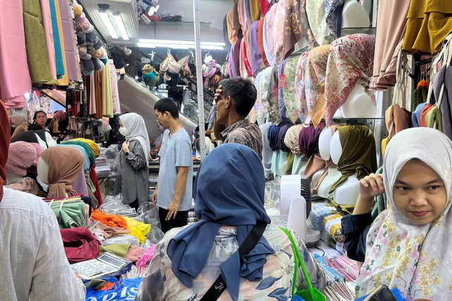 Aktifitas jual beli di Pasar Tanah Abang (Sumber: kumparan.com)