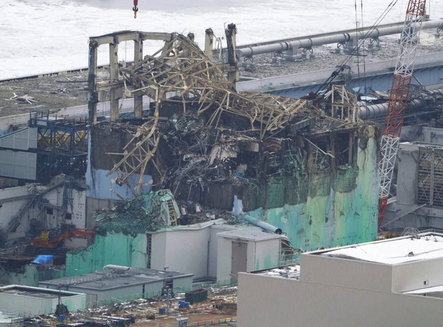 Meledaknya reaktor nuklir Fukushima Daiichi akibat terjangan gelombang tsunami di Jepang pada tahun 2011. (Foto : Reuters/ Kyodo)