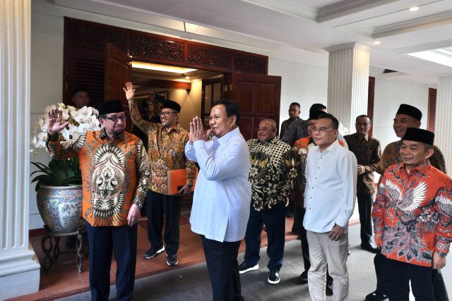 Presiden terpilih Prabowo Subianto menyambut kedatangan Majelis Syuro PKS di kediamannya, Jalan Kertanegara No. 4, Jakarta Selatan, Jumat (11/10).  Foto: Dok. Istimewa