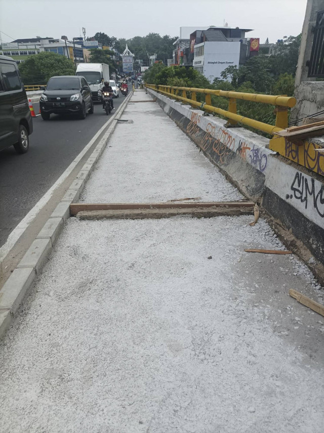 Kondisi revitalisasi trotoar di Jalan Komjen M Yasin/Akses UI, Depok, Sabtu (12/10/2024). Foto: Salmah Muslimah/kumparan