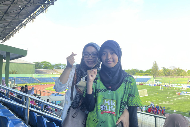 Ibu Lestari dan Airin Pratiwi dari SDN 172 Andir Kidul Kota Bandung.  Foto: Aji Nugrahanto/kumparan