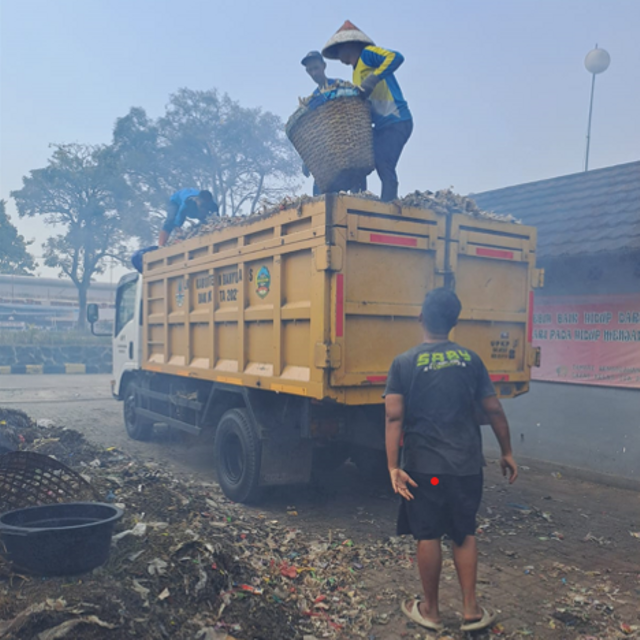 Sumber foto; koleksi pribadi. Proses penurunan sampah kiriman dari TPST.