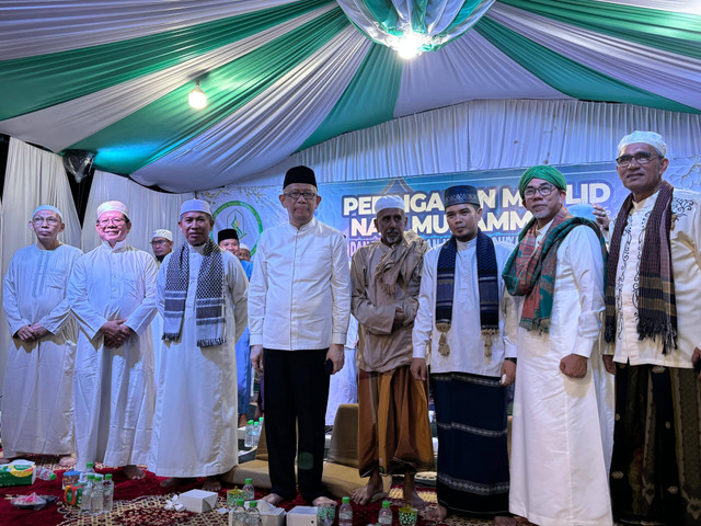 Sutarmidji berfoto bersama Ustaz Hatoli dan jemaah lainnya. Foto: Dok, Tim Media Midji-Didi