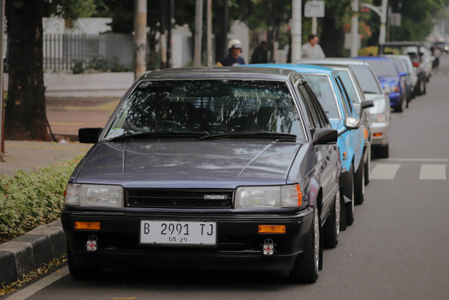 Sejumlah mobil klasik dari era 80-an dan 90-an berkumpul di Jalan Melawai, Jakarta Selatan, Sabtu (12/10/2024). Foto: Jamal Ramadhan/kumparan