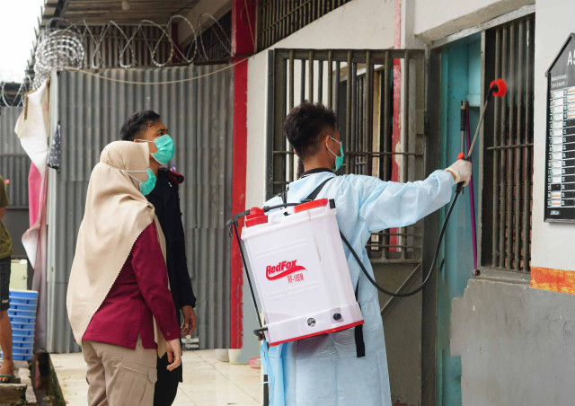 Pencegahan Penyebaran Penyakit, Rutan Dumai Rutin Lakukan Penyemprotan Disinfektan di Kamar Warga Binaan.