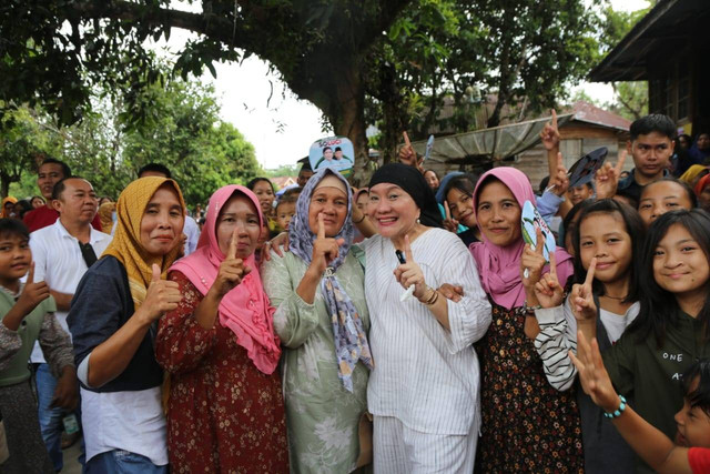 Kedekatan Lucianty bersama masyarakat Muba. (ist)