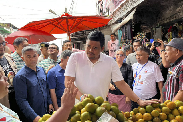 Calon Gubernur Sumatera Utara Bobby Nasution nomor urut satu berbincang dengan pedagang saat kampanye di Pusat Pasar Kabanjahe, kabupaten Karo, Sabtu (12/10/2024). Foto: Tri Vosa/kumparan