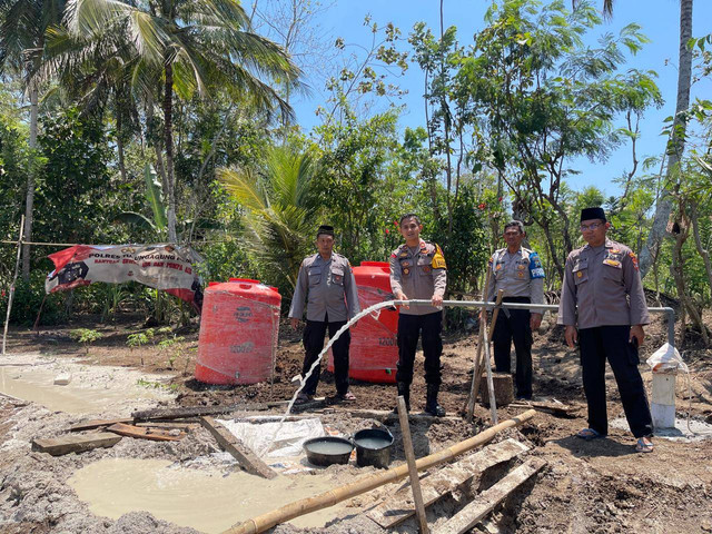 Pengecekan Sumur Bantuan Polres Tulungagung di Wilayah Kecamatan Tanggunggunung