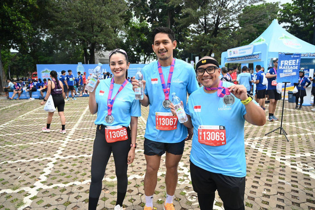 Ririn Ekawati, Ibnu Jamil, dan Saykoji mengikuti Jakarta Running Festival 2024. Foto: dok. Le Minerale