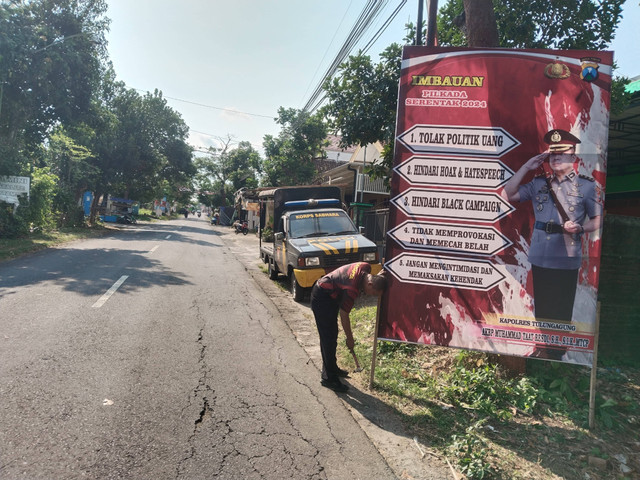 Polres Tulungagung Gencarkan Imbauan Pilkada 2024 Aman Melalui Sepanduk