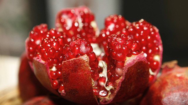 Foto buah delima diambil dari: https://pixabay.com/photos/pomegranate-fruit-food-red-fruit-196800/