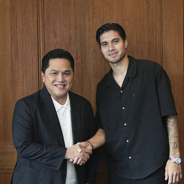 Ketua Umum PSSI Erick Thohir berjabat tangan dengan Kevin Diks saat melakukan pertemuan. Foto: Instagram/ @Erickthohir