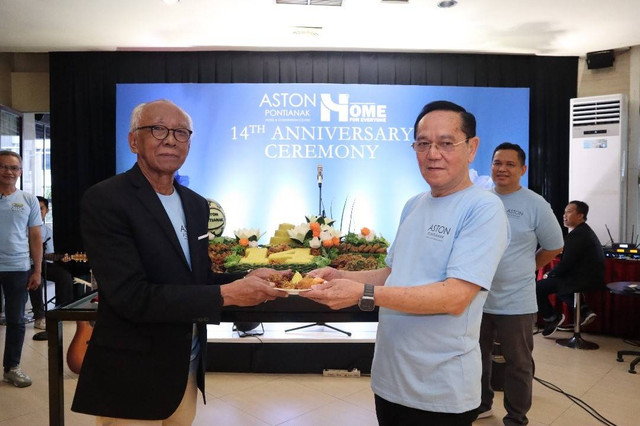 Tumpeng diberikan Direksi PT Transera Putra Khatulistiwa kepada General Manager. Foto: Dok. Aston Pontianak