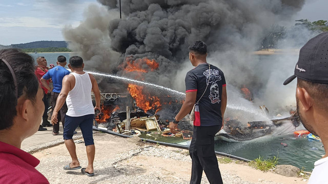 Speedboat yang ditumpangi rombongan Cagub Malut Benny Laos meledak di Pulau Taliabu, Malut. Foto: Dok. Istimewa