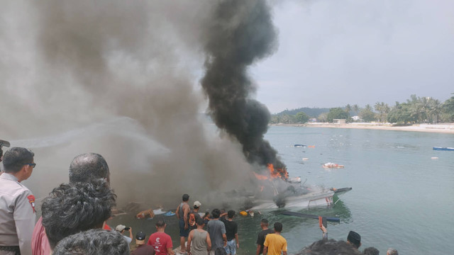 Speedboat yang ditumpangi rombongan Cagub Malut Benny Laos meledak di Pulau Taliabu, Malut. Foto: Dok. Istimewa