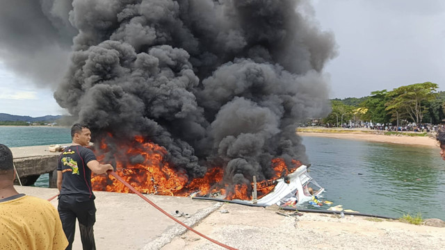 Speedboat yang ditumpangi rombongan Cagub Malut Benny Laos meledak di Pulau Taliabu, Malut. Foto: Dok. Istimewa