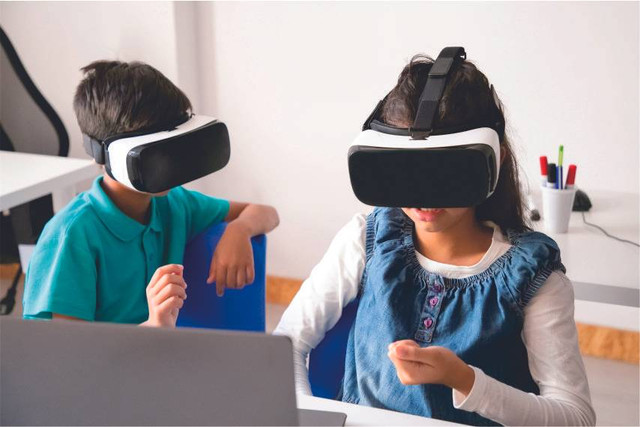 Pembelajaran menggunakan virtual reality sumber: shutterstock