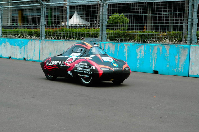 Mobil Nogogeni IX Evo dari ITS saat berlaga pada subkategori Urban Concept Motor Listrik pada ajang KMHE 2024 di Jakarta International E-Prix Circuit. Foto: Humas ITS