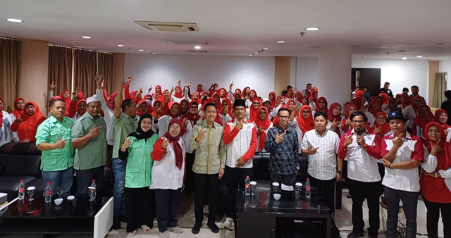 Calon Wali Kota Palembang, Ratu Dewa, bersama para kader Posyandu. (ist)