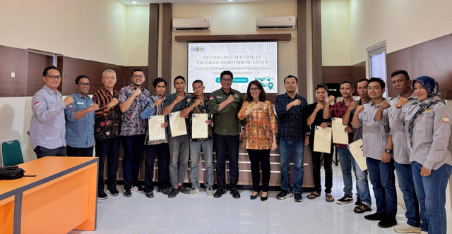 Foto bersama dalam penyerahan sertifikat program redistribusi tanah kepada warga Sekadau. Foto: Dok. Kantah Sekadau