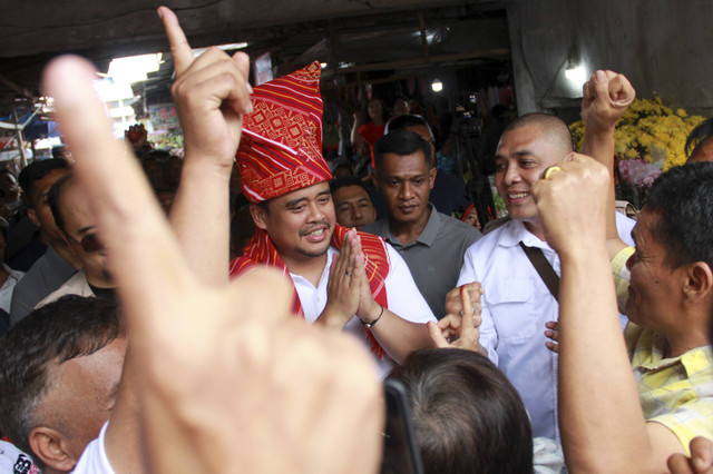 Calon Gubernur Sumatera Utara Bobby Nasution (kanan) nomor urut satu menyapa para pedagang pedagang saat kampanye di Pusat Pasar Kaban Jahe, Kabupaten Karo, Sumatera Utara, Sabtu (12/10/2024). Foto: Yudi Manar/ ANTARA FOTO