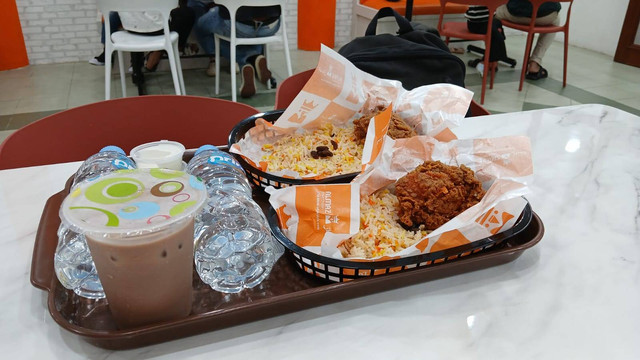 Almaz Fried Chicken. Sumber: Dokumentasi Penulis