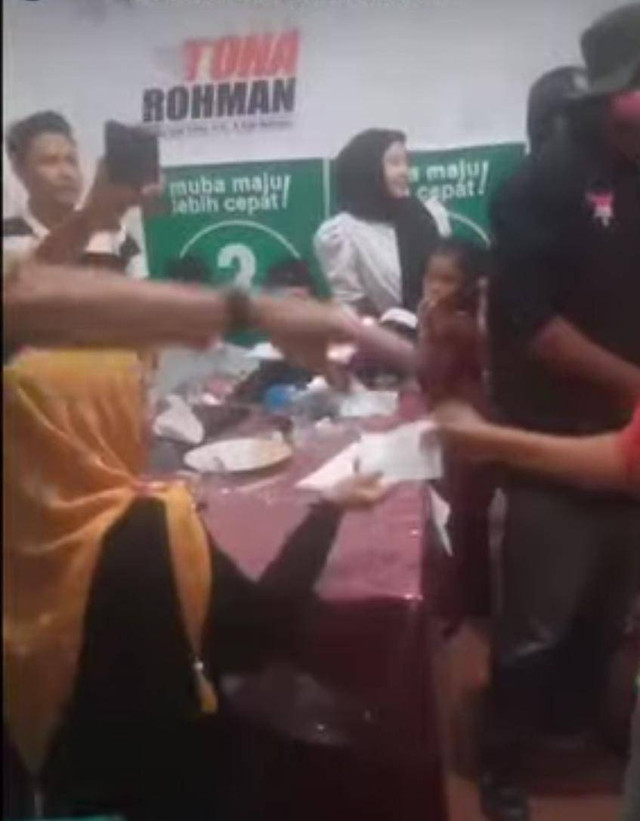 Potongan video diduga bagi-bagi amplop oleh tim sukses Paslon Toha-Rohman, Foto : Ist