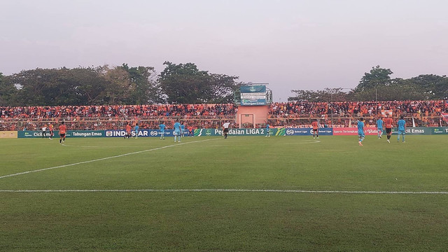 Pertandingan Persibo Bojonegoro vs Persela Lamongan, di Stadion Letjen H Soedirman Bojonegoro, Sabtu (12/10/2024) (Aset: Imam Nurcahyo/beritabojonegoro)