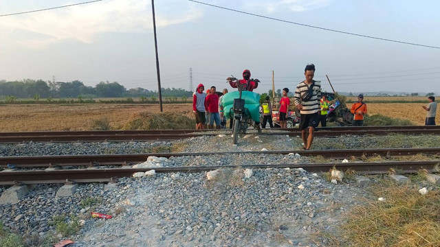 Sebuah mobil pikap tertemper kereta api Argo Bromo Anggrek di perlintasan kereta api tanpa palang pintu di Desa Baureno, Kecamatan Baureno, Kabupaten Bojonegoro. Sabtu (12/10/2024) (Aset: Istimewa)