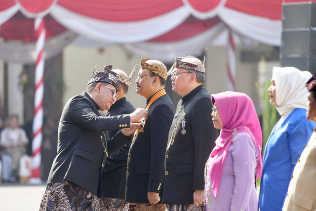 Menteri Sosial Saifullah Yusuf (Gus Ipul) menerima penghargaan Jer Basuki Mawa Bea Emas pada peringatan HUT ke-79 Jawa Timur yang digelar di Gedung Negara Grahadi Surabaya pada Sabtu (12/10/2024). Foto: Dok. Istimewa