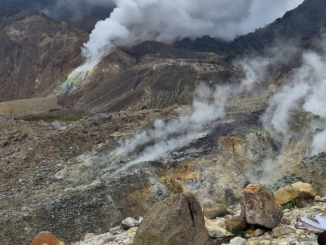 Asap dari kawah Gunung Papandayan menggambarkan potensi geothermal, tetapi juga mengingatkan kita akan tantangan lingkungan dan sosial yang menjadi bagian di dalamnya (Dokumentasi Pribadi).