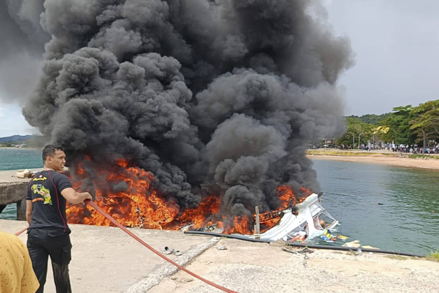 Speedboat Bela 72 yang meledak di Dermaga Pelabuhan Regional Bobong, Desa Bobong, Kabupaten Pulau Taliabu, Maluku Utara, Sabtu (12/10/2024). Foto: ANTARA FOTO/HO/Humas Polres Taliabu