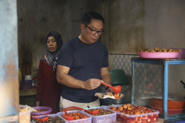 Calon Gubernur Jakarta Ridwan Kamil meracik nasi uduk di kawasan Banjir Kanal Timur (BKT) Duren Sawit, Jaktim, Minggu (13/10/2024). Foto: Iqbal Firdaus/kumparan