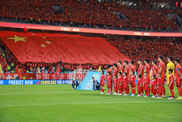 Suporter China bentangkan bendera besar saat dukung Timnas China kontra Arab Saudi di Dalian dalam lanjutan Ronde 3 Kualifikasi Piala Dunia, 10 September 2024. Foto: STRINGER / AFP