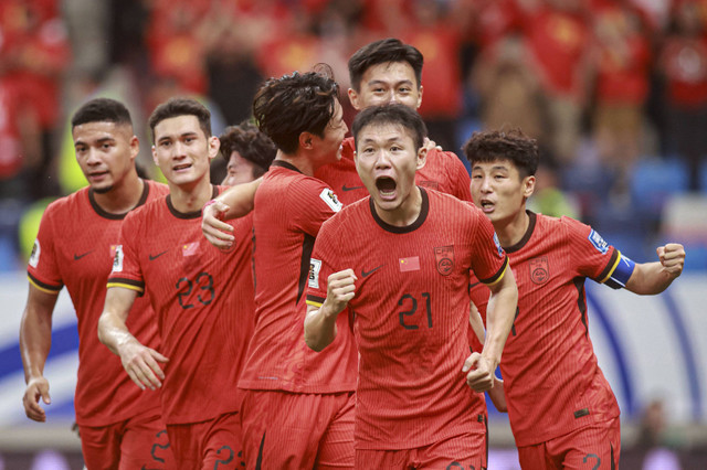 Para pemain sepak bola China merayakan gol setelah mencetak gol dalam pertandingan sepak bola kualifikasi Piala Dunia FIFA 2026 antara Tiongkok dan Arab Saudi di Dalian, di provinsi Liaoning, Cina barat laut (10/9/2024). Foto: STR / AFP / China OUT