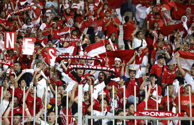 Suporter Indonesia di dalam stadion sebelum pertandingan Piala Dunia Kualifikasi Asia Babak Ketiga Grup C antara Bahrain vs Indonesia di Stadion Nasional Bahrain, Riffa, Bahrain, Kamis (10/10/2024). Foto: Hamad I Mohammed/REUTERS