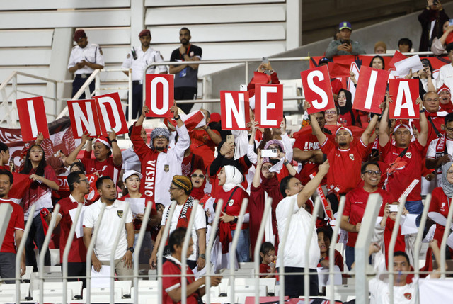 Suporter Indonesia di dalam stadion sebelum pertandingan Piala Dunia Kualifikasi Asia Babak Ketiga Grup C antara Bahrain vs Indonesia di Stadion Nasional Bahrain, Riffa, Bahrain, Kamis (10/10/2024). Foto: Hamad I Mohammed/REUTERS